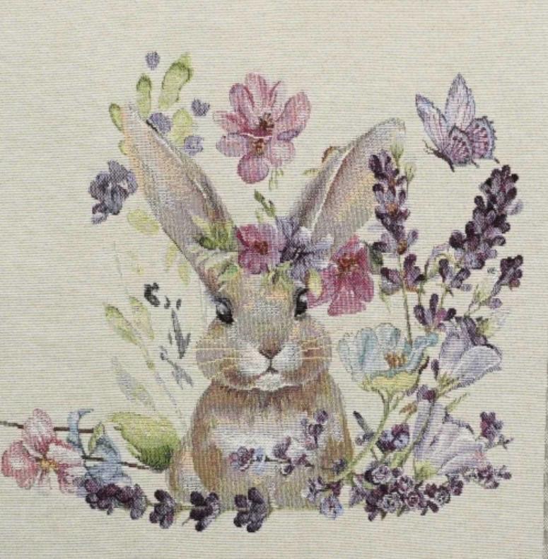 Konijn tussen de bloemen
